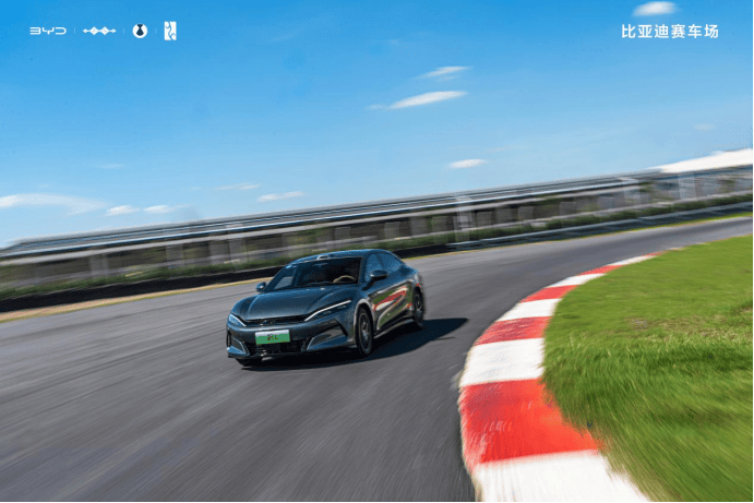 打破賽道邊界,比亞迪如何讓“駕駛樂趣”觸手可及?