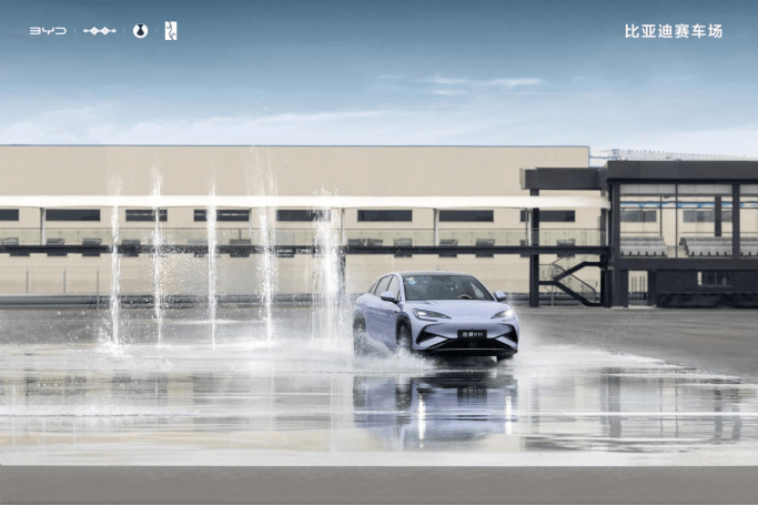 打破賽道邊界,比亞迪如何讓“駕駛樂趣”觸手可及?