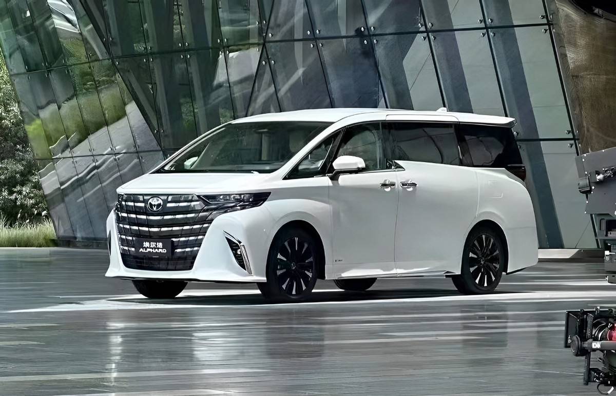 豐田埃爾法價格崩盤!加價不到3萬就能提車?經銷商快虧麻了