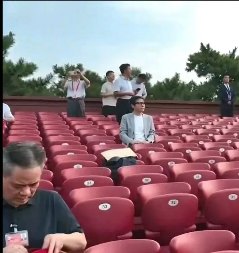 網友拍到雷軍閱兵觀禮,周鴻祎王小川也去了