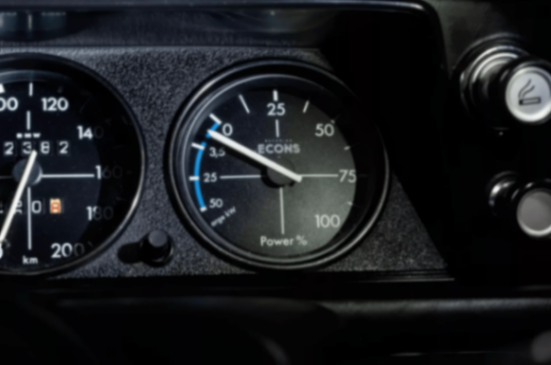 換上特斯拉電機的寶馬2002,快了不止一點點