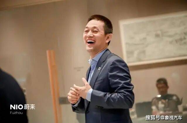 為省3萬改簽飛機!李斌學會省錢,蔚來打了翻身仗